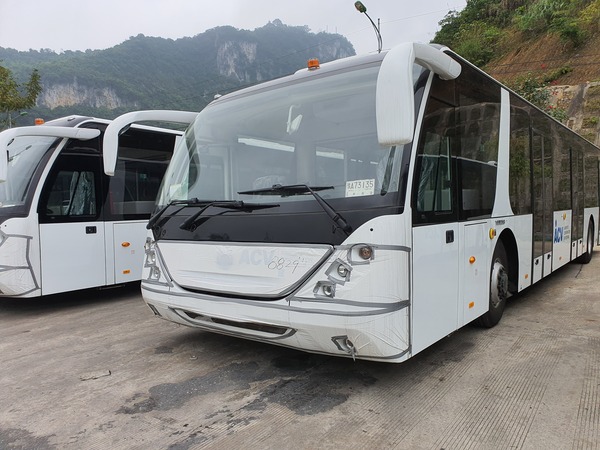 NK xe bus chạy trong sân bay cho VNA - Faji Logistics - Công Ty TNHH Tây Kinh